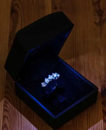 Gümüş Işıklı Kutulu 5 Taş Kadın Yüzük