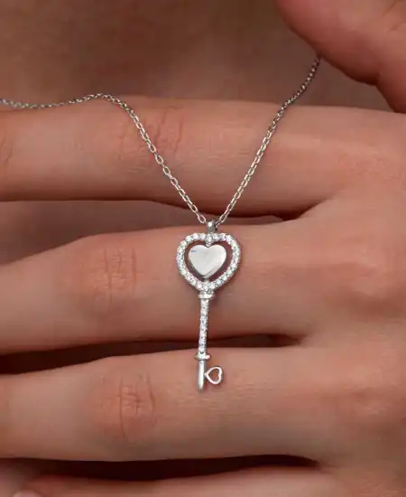 Gümüş Kalpli Anahtar Kadın Kolye