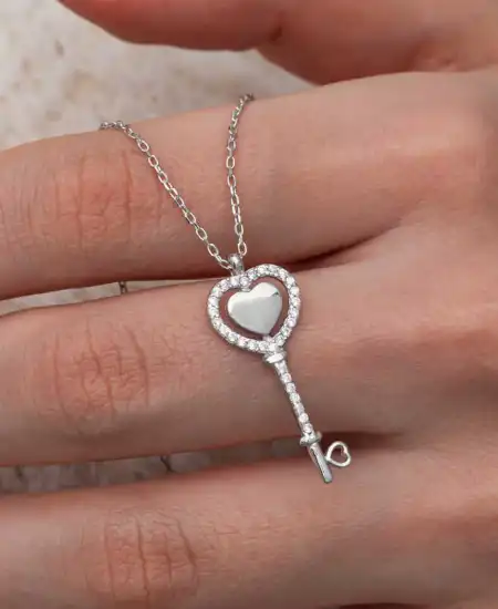 Gümüş Kalpli Anahtar Kadın Kolye