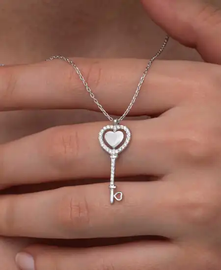 Gümüş Kalpli Anahtar Kadın Kolye