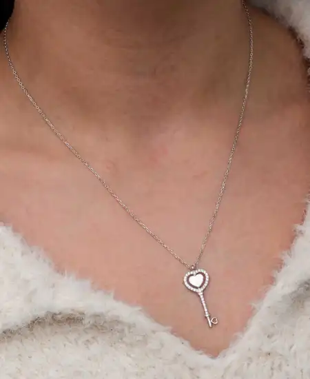 Gümüş Kalpli Anahtar Kadın Kolye