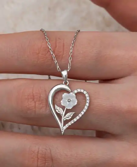 Gümüş Kalpli Beyaz Gül Kadın Kolye