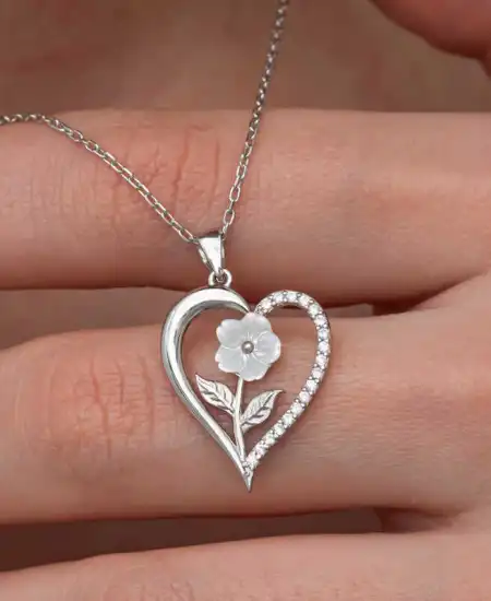Gümüş Kalpli Beyaz Gül Kadın Kolye