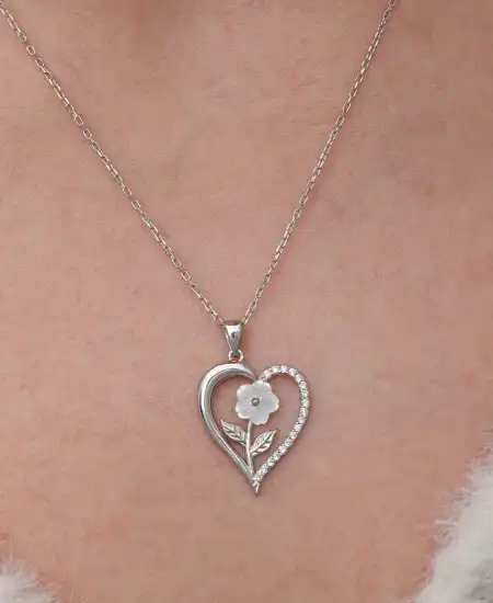 Gümüş Kalpli Beyaz Gül Kadın Kolye