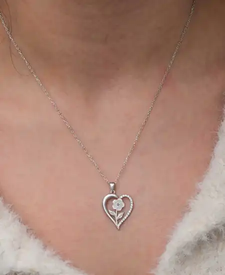 Gümüş Kalpli Beyaz Gül Kadın Kolye