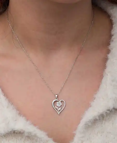 Gümüş Kalpli Beyaz Gül Kadın Kolye