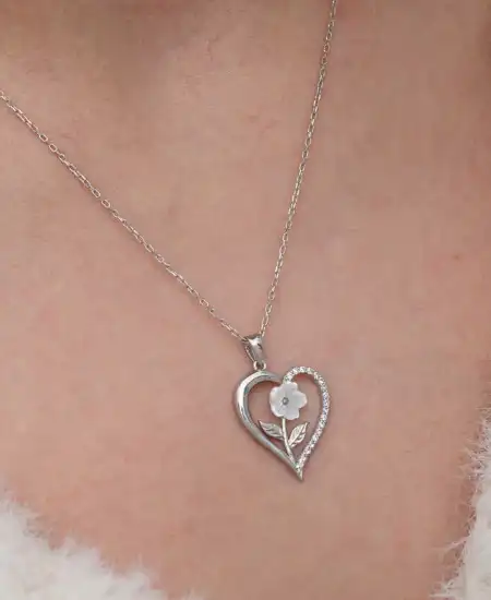 Gümüş Kalpli Beyaz Gül Kadın Kolye