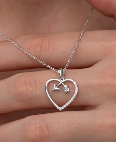 Gümüş Kalpli Ok Kadın Kolye