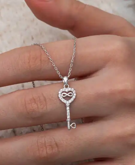 Gümüş Kalpli Sonsuzluk Anahtar Kadın Kolye