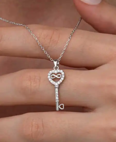 Gümüş Kalpli Sonsuzluk Anahtar Kadın Kolye