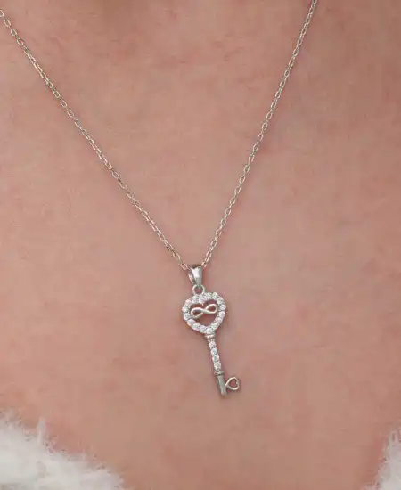 Gümüş Kalpli Sonsuzluk Anahtar Kadın Kolye