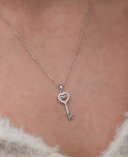 Gümüş Kalpli Sonsuzluk Anahtar Kadın Kolye