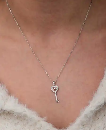 Gümüş Kalpli Sonsuzluk Anahtar Kadın Kolye