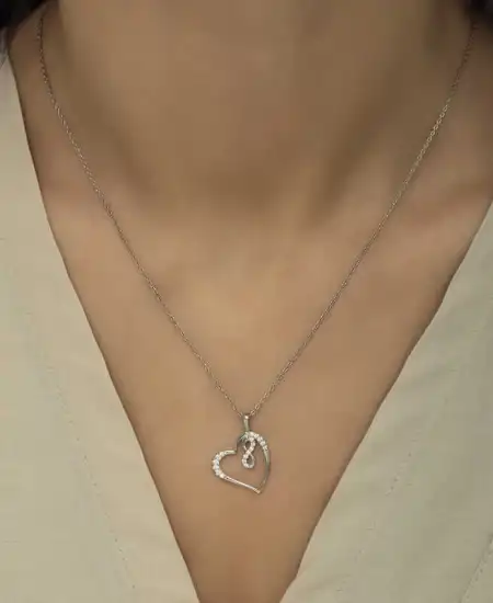 Gümüş Kalpli Sonsuzluk Bayan Kolye