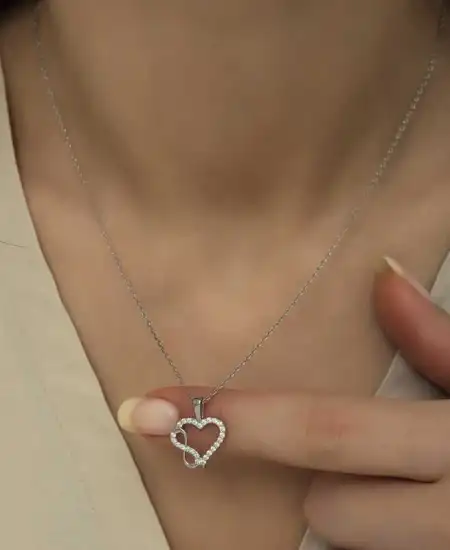 Gümüş Kalpli Sonsuzluk Bayan Kolye