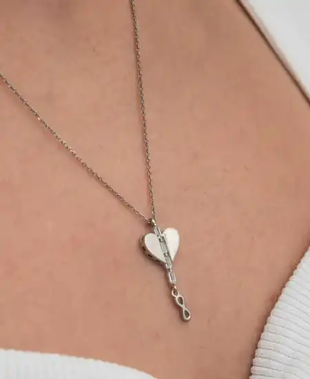 Gümüş Kalpli Sonsuzluk Kadın Kolye