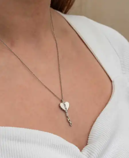 Gümüş Kalpli Sonsuzluk Kadın Kolye