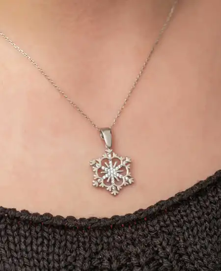 Gümüş Kar Tanesi Kadın Kolye