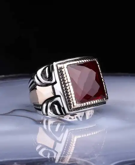 Gümüş Kare Fasetli Bordo Taşlı Erkek Yüzük