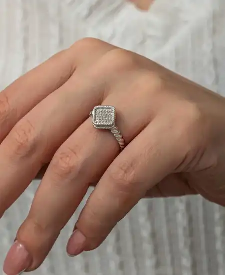 Gümüş Kare Zirkon Taşlı Kadın Yüzük