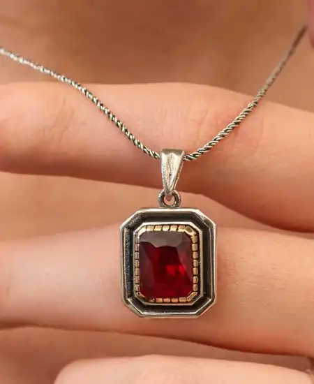 Gümüş Kırmızı Taşlı Dikdörtgen Kadın Kolye