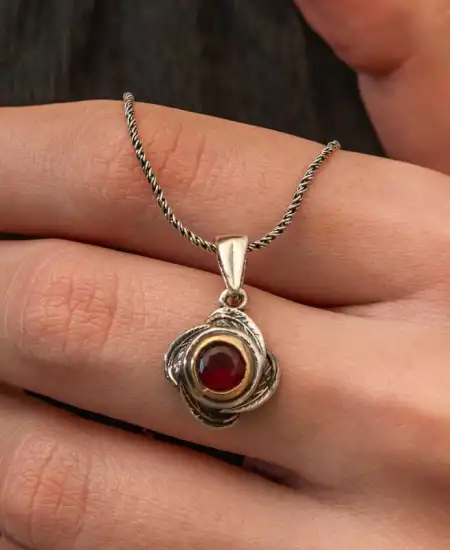 Gümüş Kırmızı Taşlı Gül Model Kadın Kolye