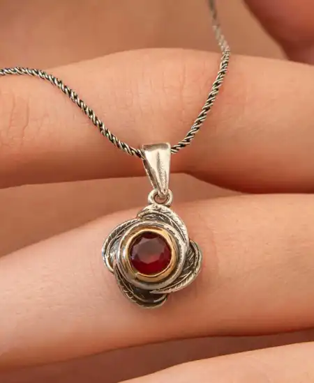 Gümüş Kırmızı Taşlı Gül Model Kadın Kolye
