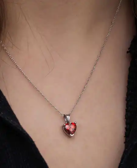 Gümüş Kırmızı Taşlı Kalpli Kadın Kolye