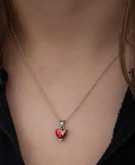 Gümüş Kırmızı Taşlı Kalpli Kadın Kolye