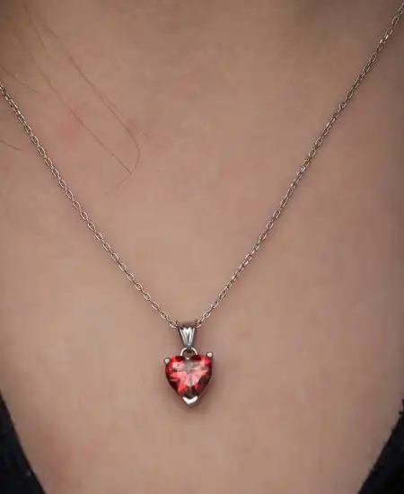 Gümüş Kırmızı Taşlı Kalpli Kadın Kolye