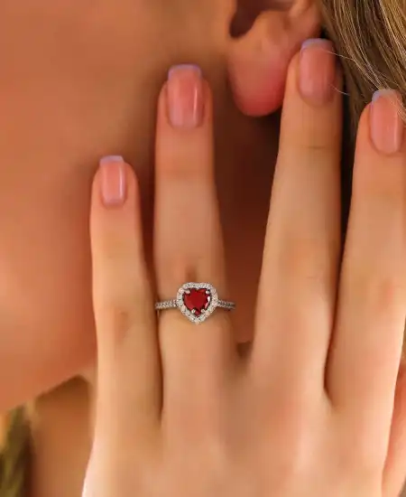 Gümüş Kırmızı Taşlı Kalpli Kadın Yüzük