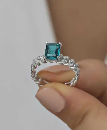 Gümüş Koyu Yeşil Baget Taşlı Kadın Yüzük