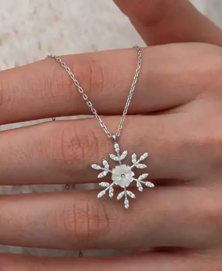 Gümüş Manolya Çiçeği Kar Tanesi Kadın Kolye