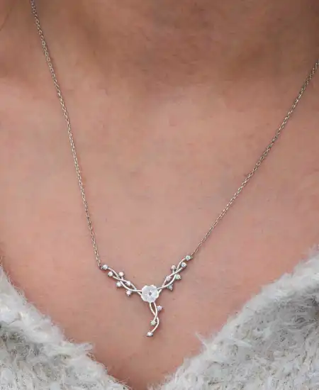 Gümüş Manolya Çiçeği Sarmaşık Kadın Kolye