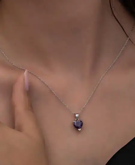 Gümüş Mor Taşlı Kalpli Kadın Kolye