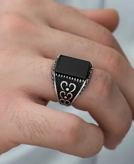 Gümüş Oniks Taşlı Desenli Erkek Yüzük