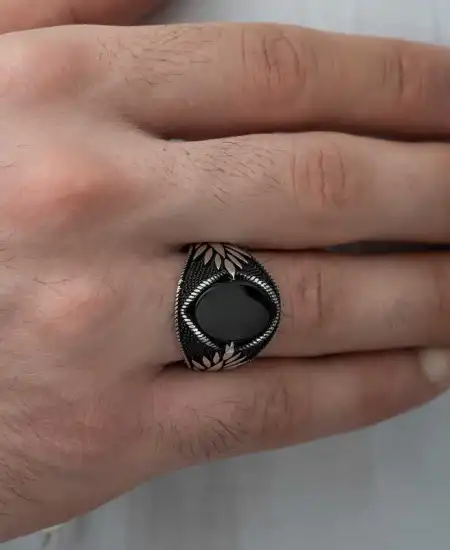 Gümüş Oniks Taşlı İşlemeli Erkek Yüzük