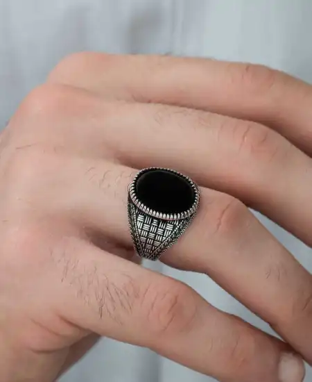 Gümüş Oniks Taşlı Örgü Desenli Erkek Yüzük