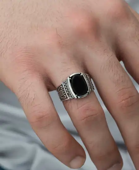 Gümüş Oniks Taşlı Örgü Desenli Erkek Yüzük