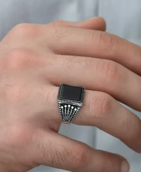 Gümüş Oniks Taşlı Taç Desenli Erkek Yüzük
