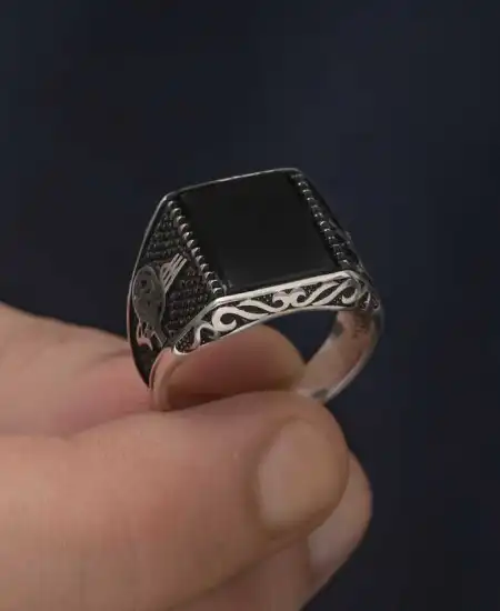 Gümüş Oniks Taşlı Tuğra Erkek Yüzük