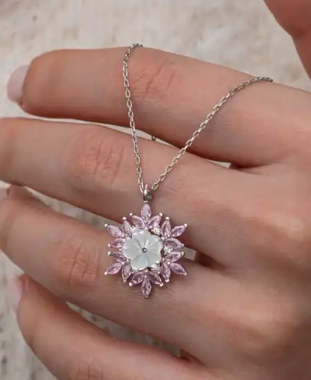 Gümüş Pembe Lotus Desenli Çiçek Kadın Kolye