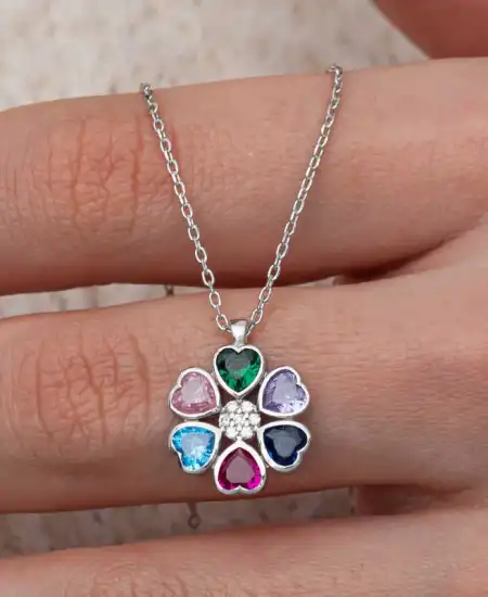 Gümüş Renkli Kalpli Çiçek Kadın Kolye