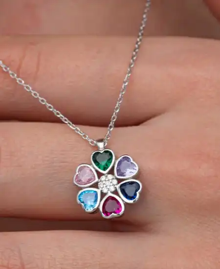 Gümüş Renkli Kalpli Çiçek Kadın Kolye