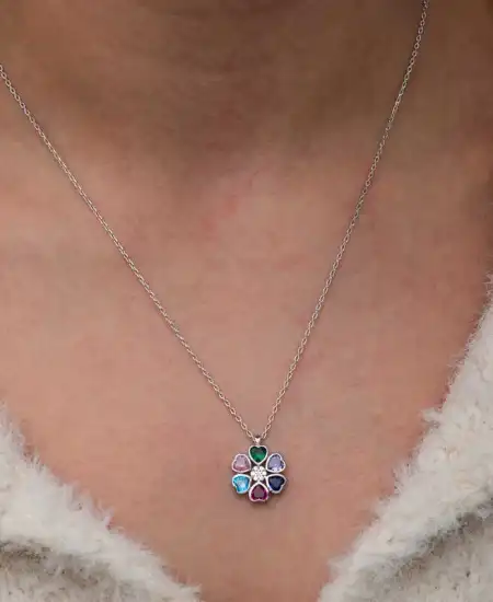 Gümüş Renkli Kalpli Çiçek Kadın Kolye