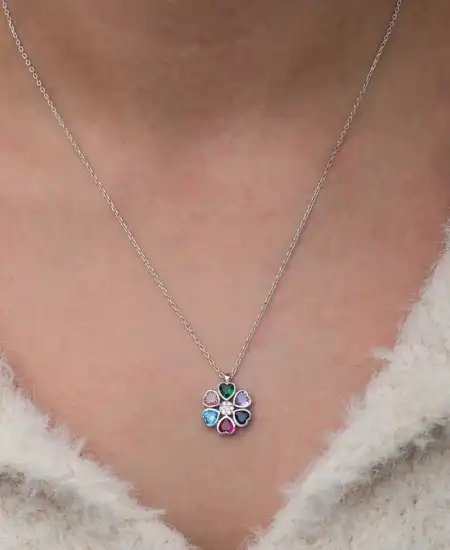 Gümüş Renkli Kalpli Çiçek Kadın Kolye