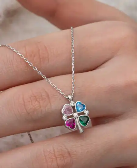 Gümüş Renkli Taşlı Kalp Figürlü Yonca Kolye