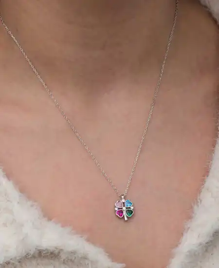 Gümüş Renkli Taşlı Kalp Figürlü Yonca Kolye