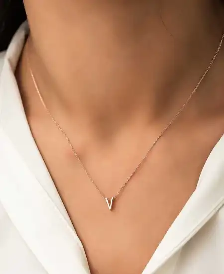 Gümüş Rose 3 Boyutlu V Harf Bayan Kolye