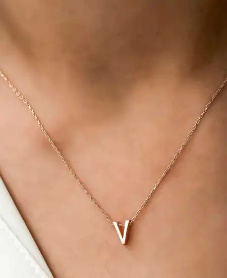 Gümüş Rose 3 Boyutlu V Harf Bayan Kolye